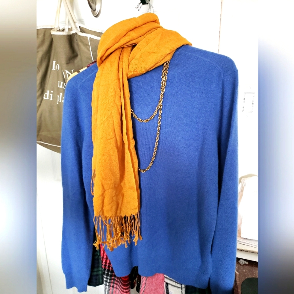 Cashmere Sweater long sleeves Saks Fifth Ave. 💙